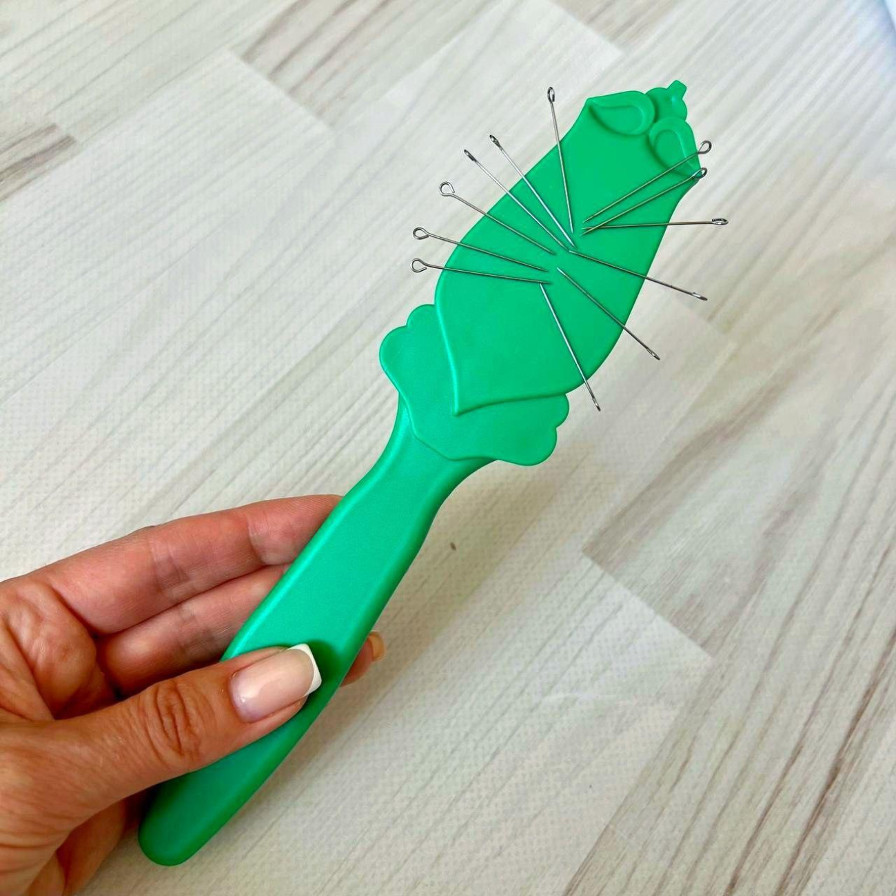 Магнітна паличка для зберігання та знаходження голок і булавок