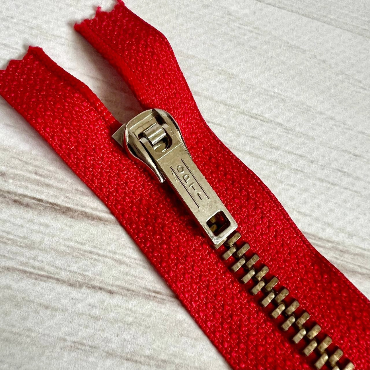 Блискавка металева нероз'ємна Opti, 14 см (червона)