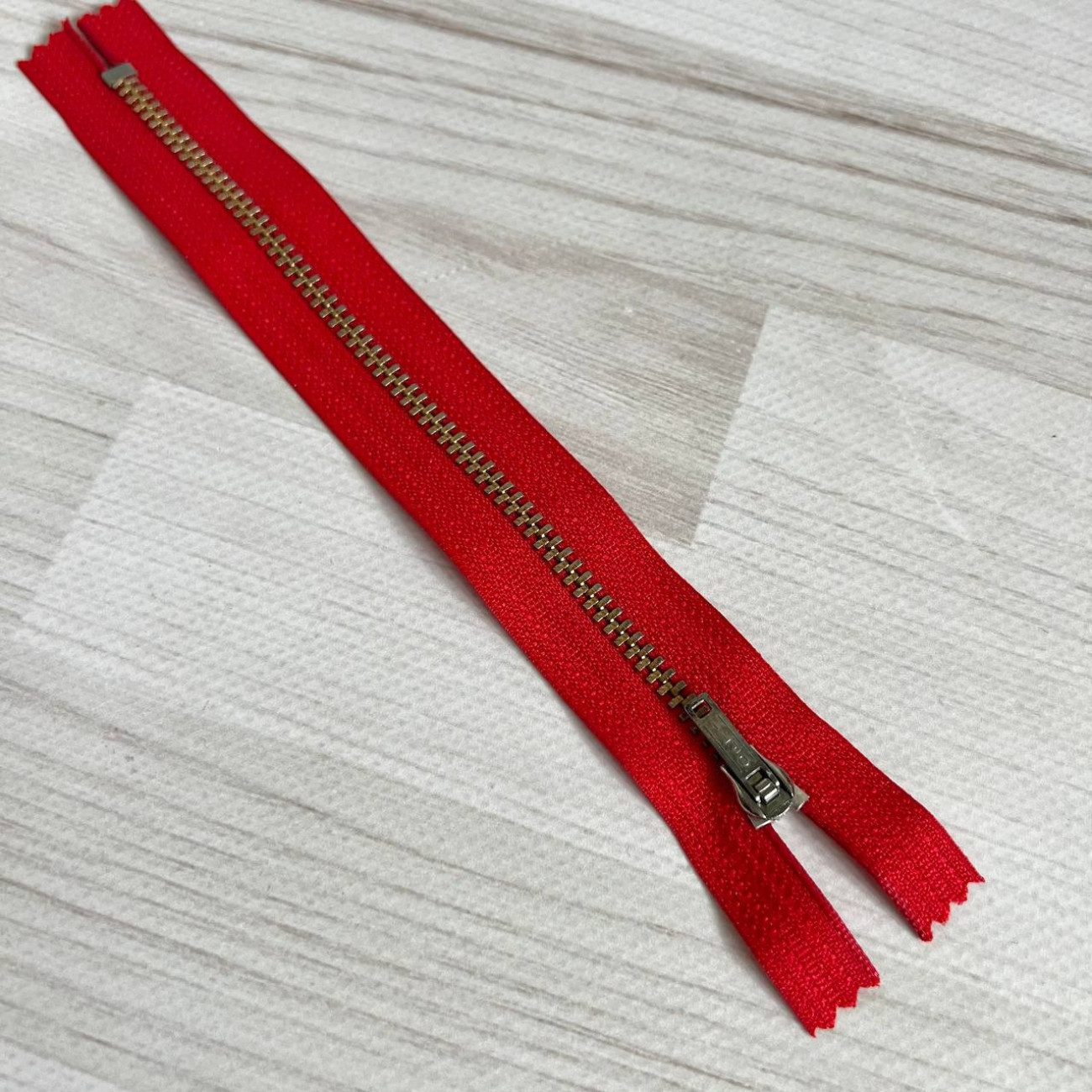 Блискавка металева нероз'ємна Opti, 18 см (червона)