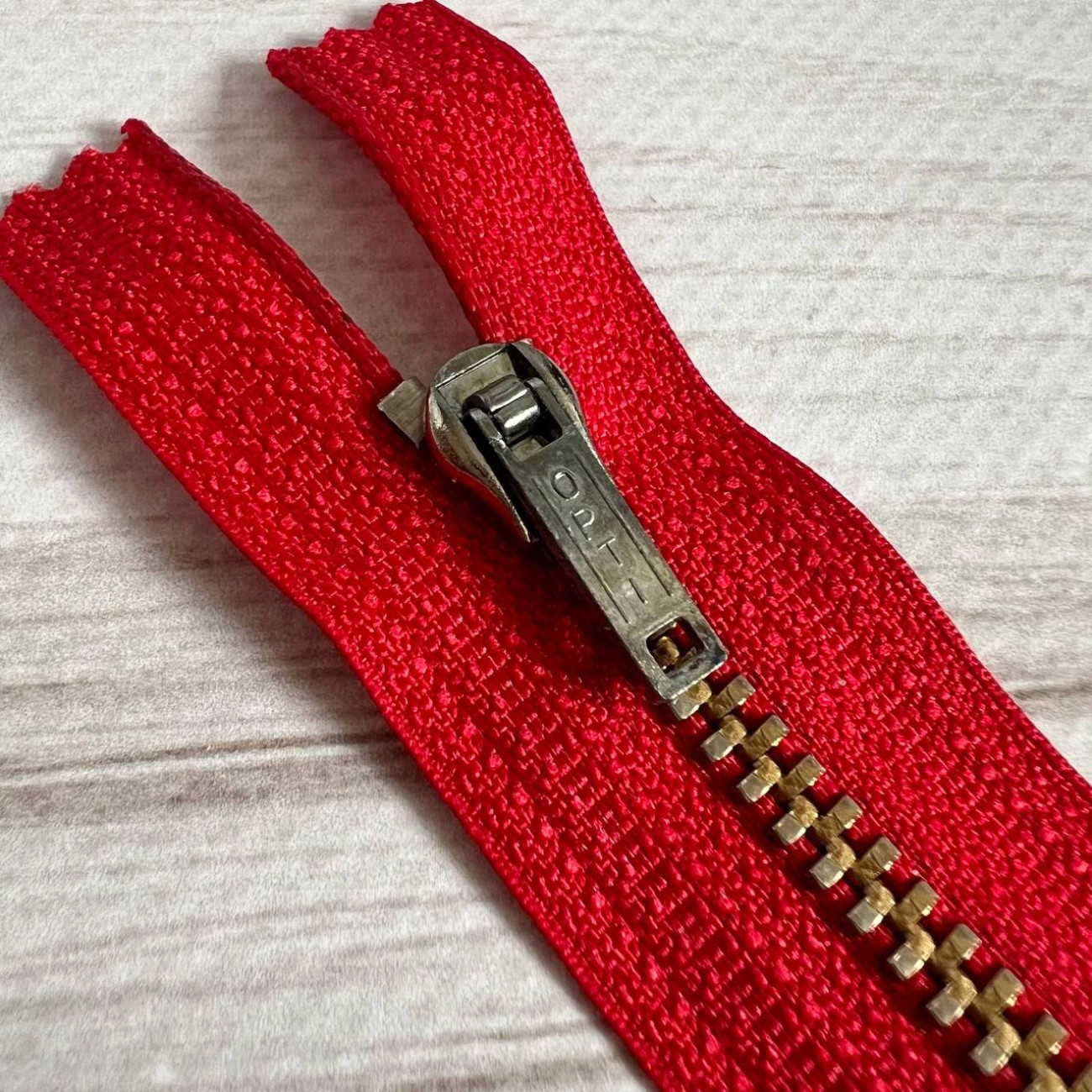 Блискавка металева нероз'ємна Opti, 18 см (червона)