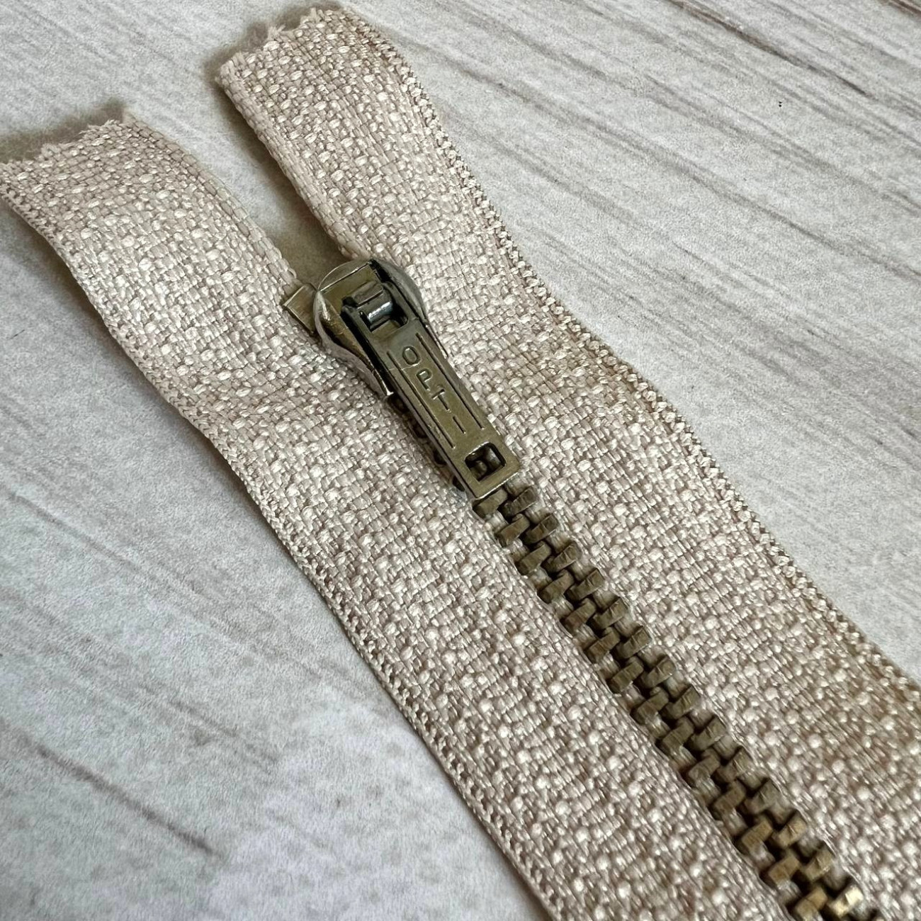 Блискавка металева нероз'ємна Opti, 20 см (світло-бежева)