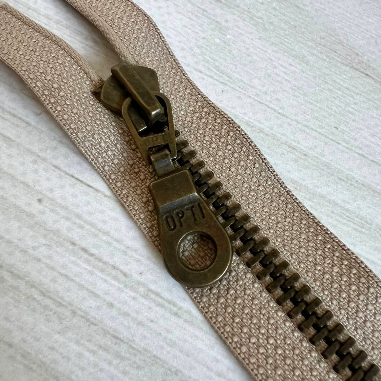 Блискавка металева роз'ємна Opti, 35 см (бежева)