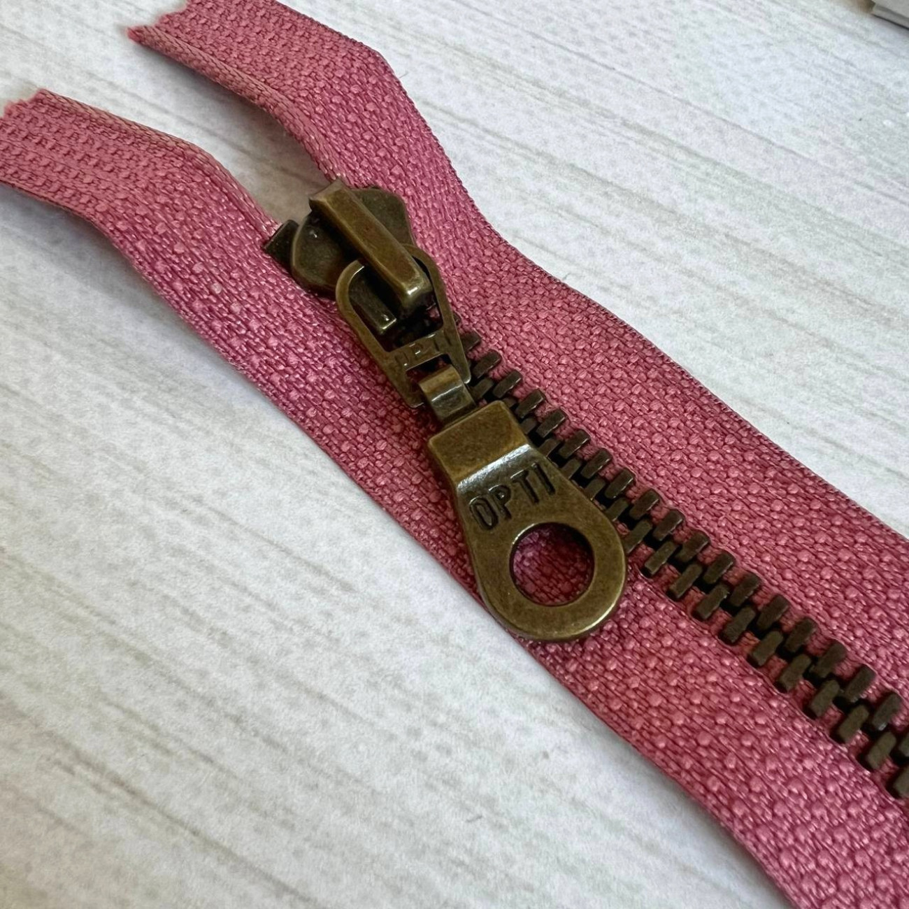 Блискавка металева роз'ємна Opti, 70 см (рожево-бузкова)