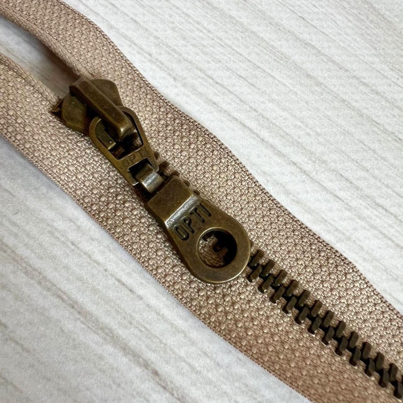 Блискавка металева роз'ємна Opti, 50 см (бежева)