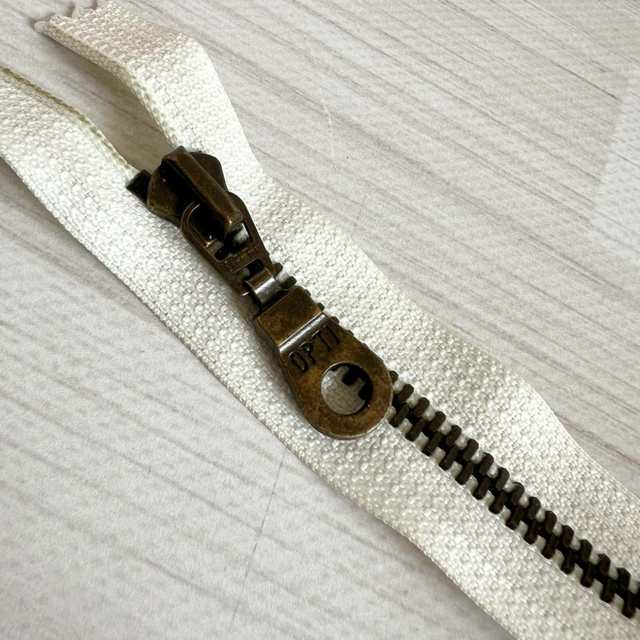 Блискавка металева роз'ємна Opti, 35 см (молочна)