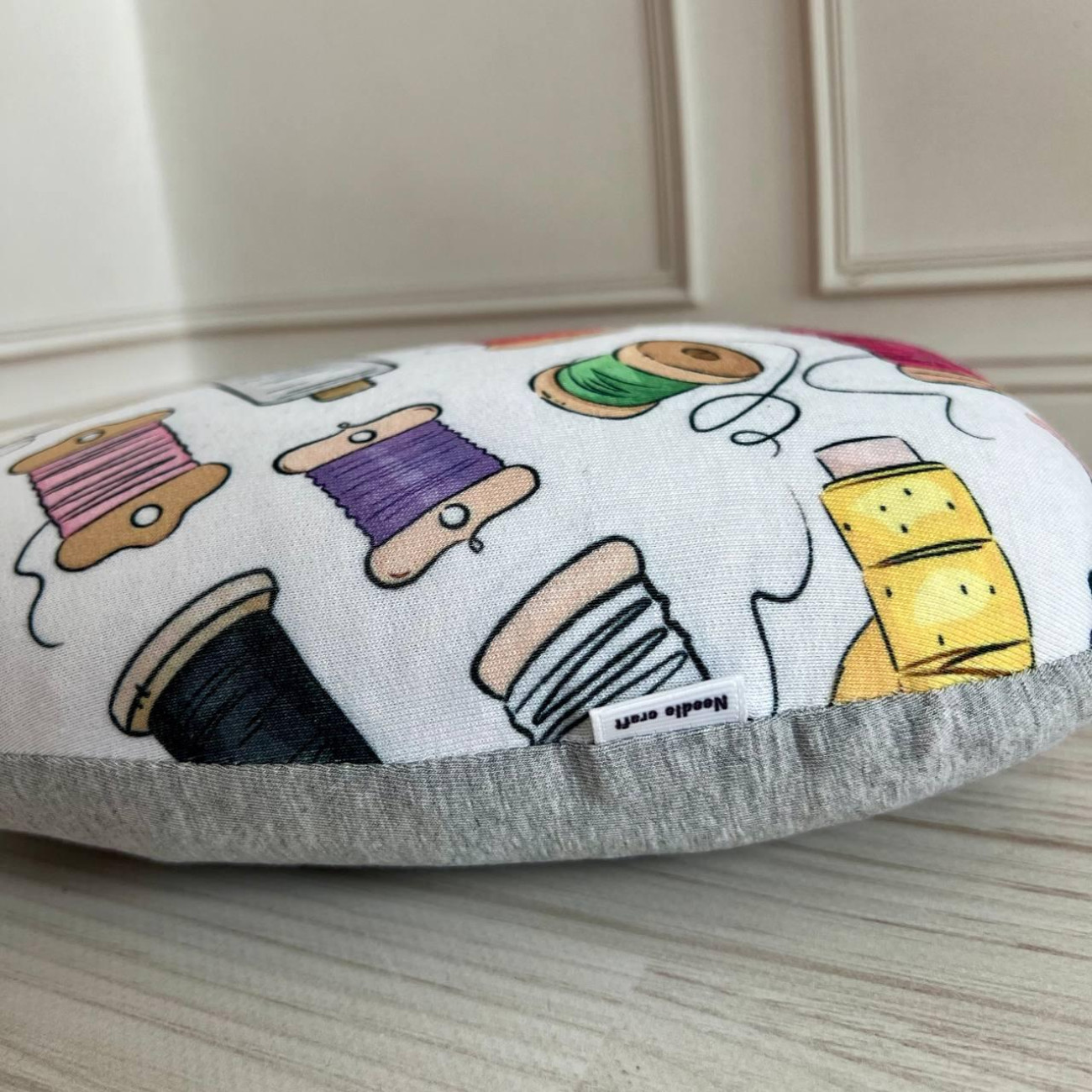 Кравецька подушечка для ВТО Needle Craft Овальна зі швейним малюнком