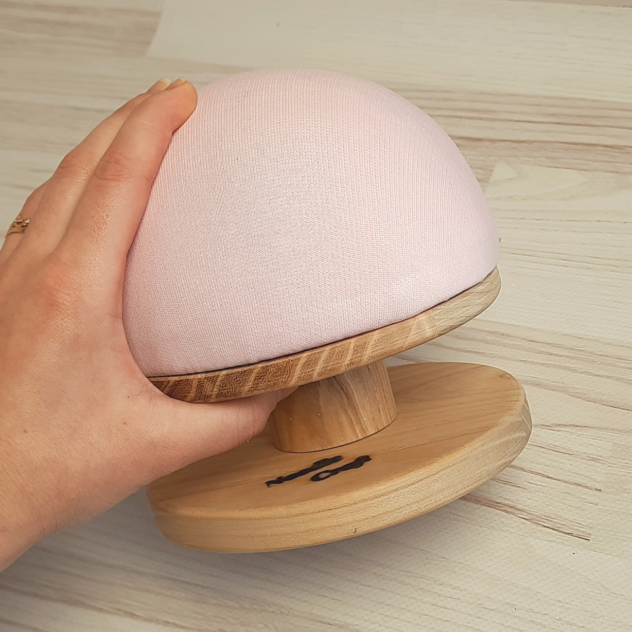 Кравецька колодка для ВТО Needle Craft Груди на підставці 14 см Рожева