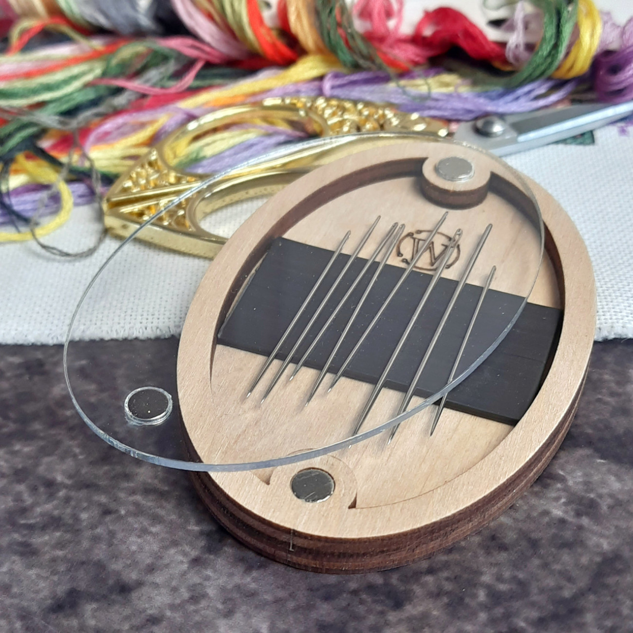 Дерев'яна гольниця овальна з прозорою кришкою для рукоділля