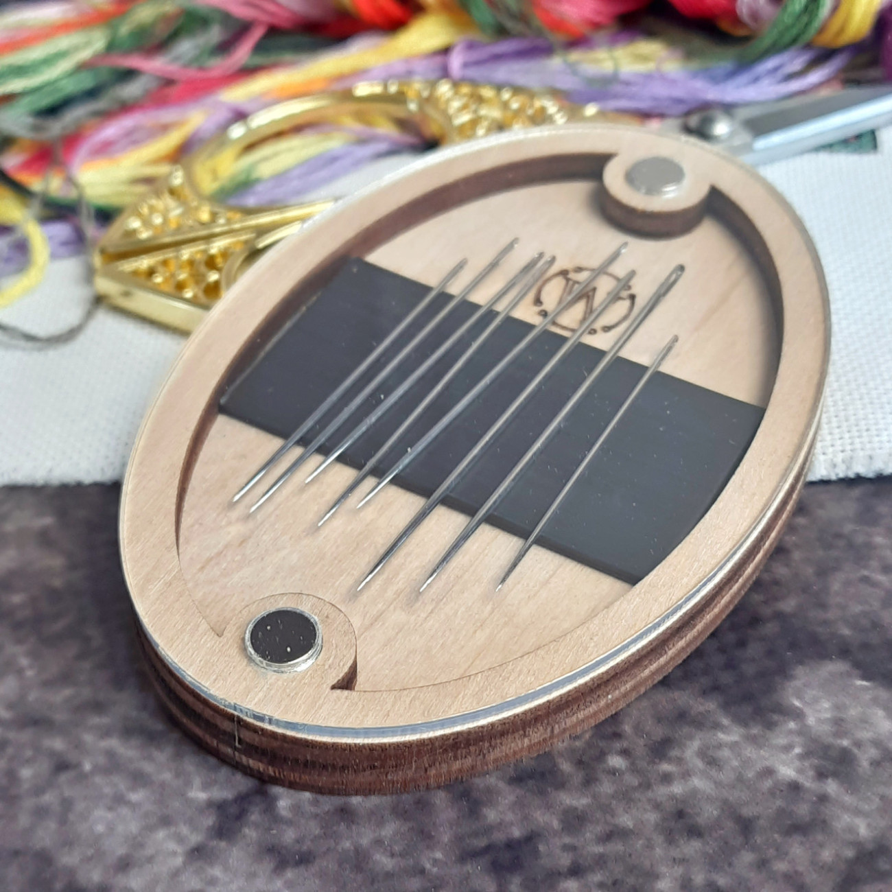 Дерев'яна гольниця овальна з прозорою кришкою для рукоділля