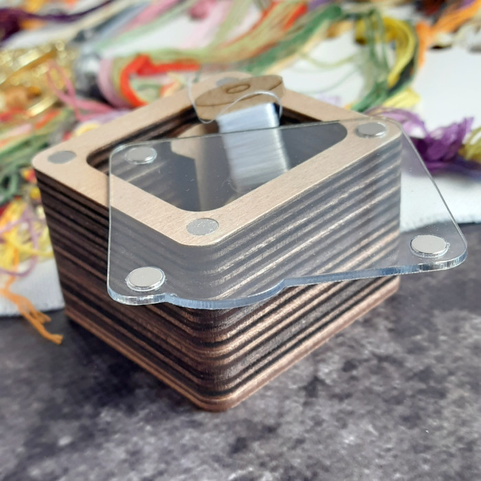 Дерев'яна скринька для рукоділля квадратна з прозорою кришкою