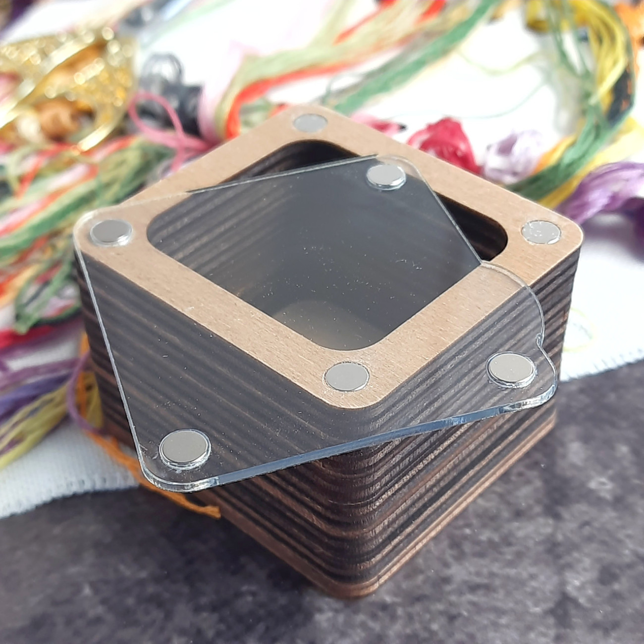 Дерев'яна скринька для рукоділля квадратна з прозорою кришкою