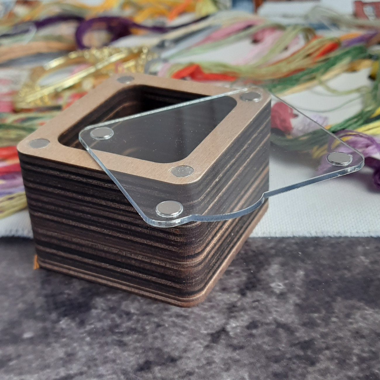 Дерев'яна скринька для рукоділля квадратна з прозорою кришкою