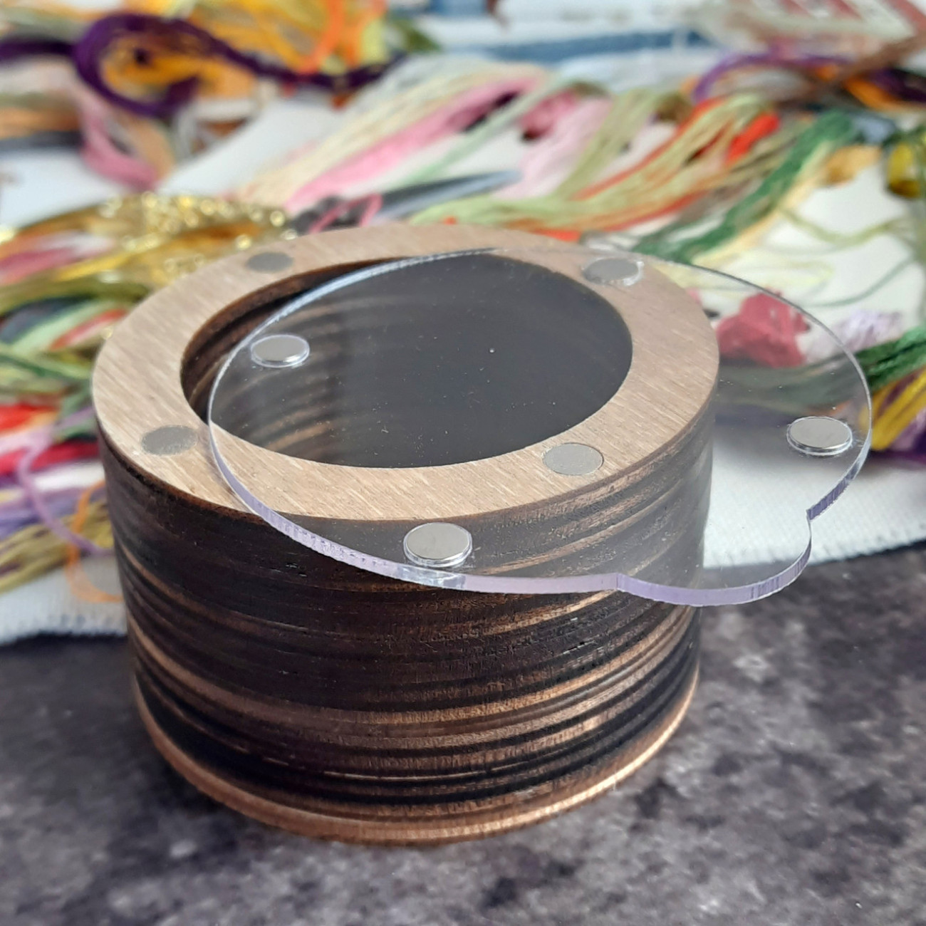 Дерев'яна скринька для рукоділля кругла з прозорою кришкою