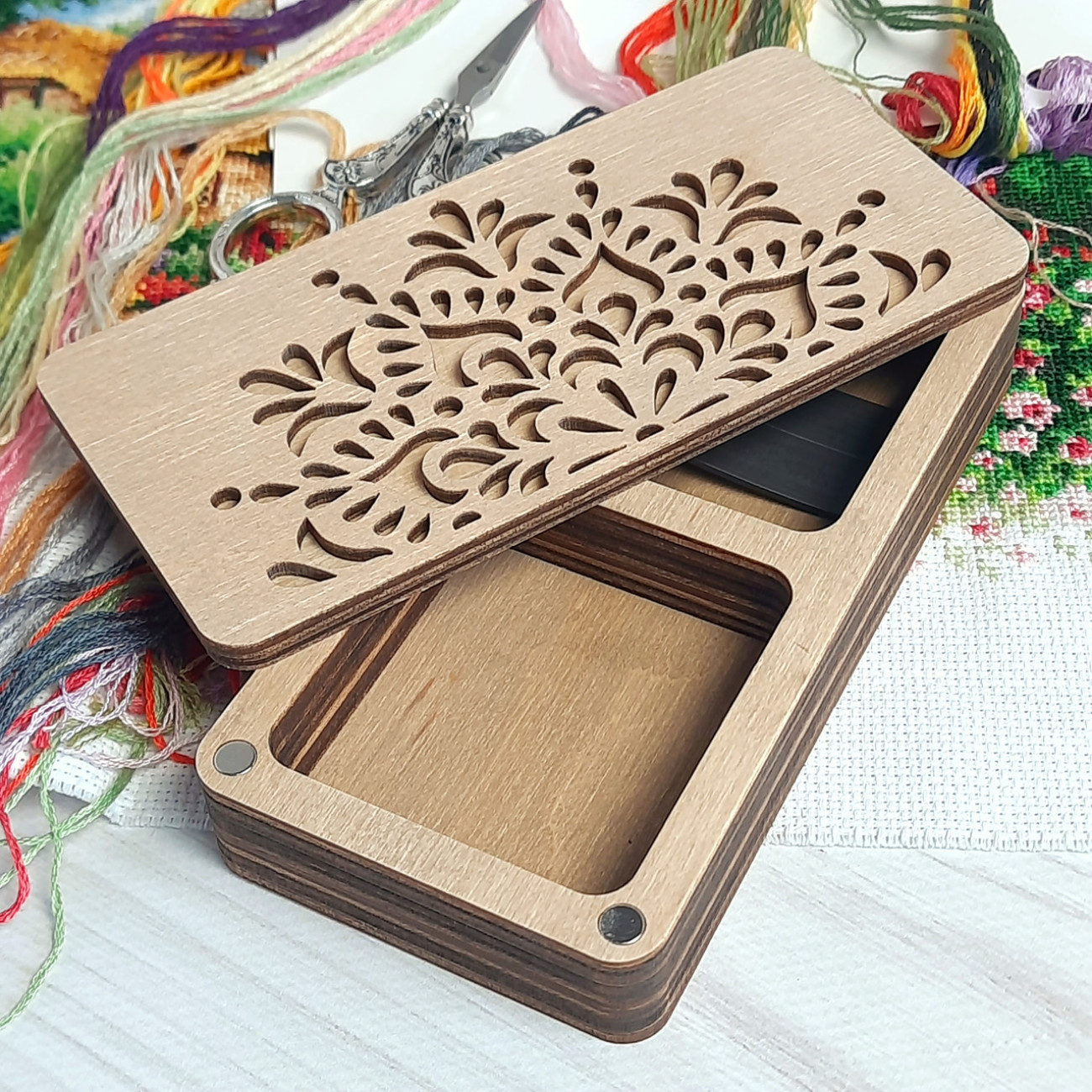 Дерев'яна скринька для рукоділля