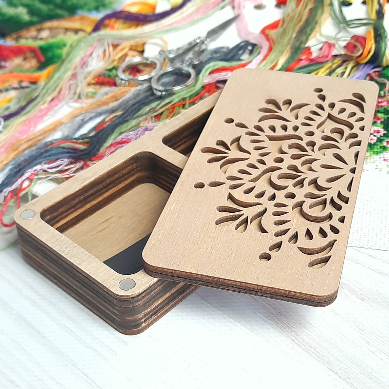 Дерев'яна скринька для рукоділля