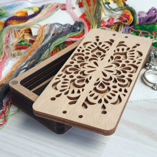 Дерев'яна скринька для рукоділля різьблена