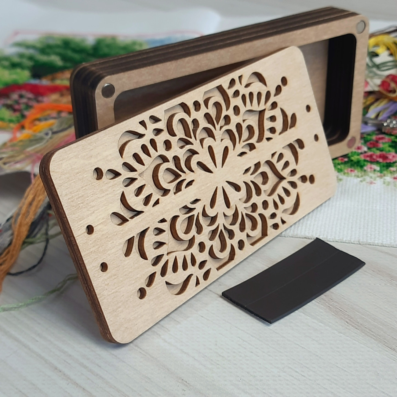 Дерев'яна скринька для рукоділля різьблена