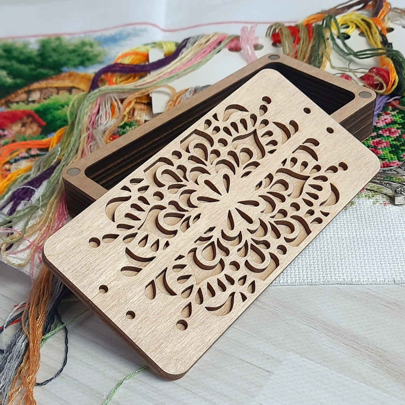 Дерев'яна скринька для рукоділля різьблена