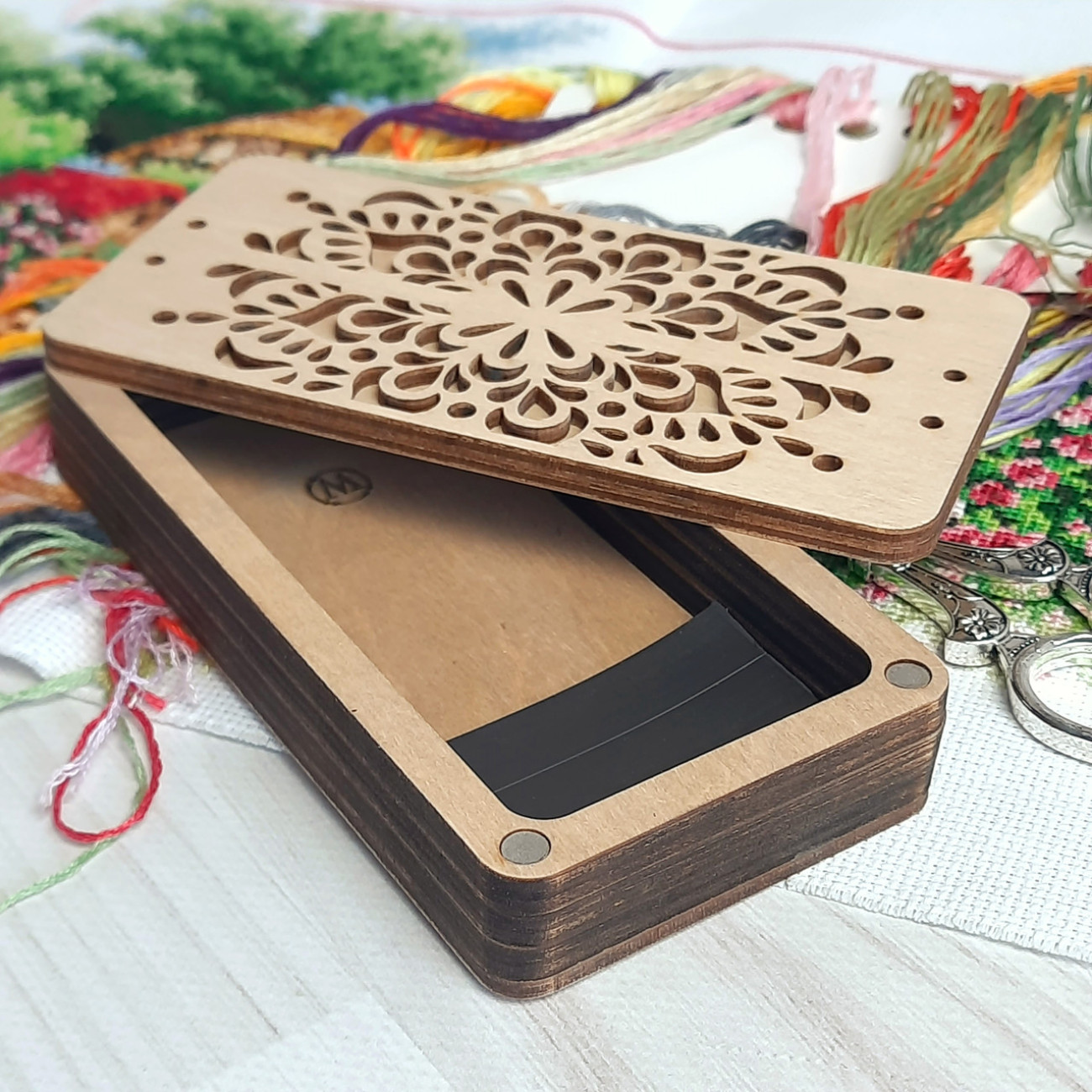 Дерев'яна скринька для рукоділля різьблена