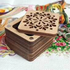 Дерев'яна скринька для рукоділля квадратна