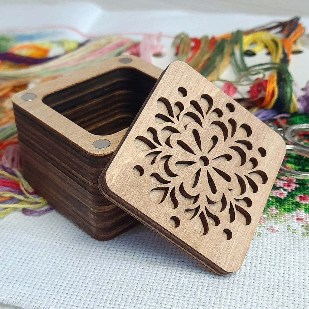 Дерев'яна скринька для рукоділля квадратна