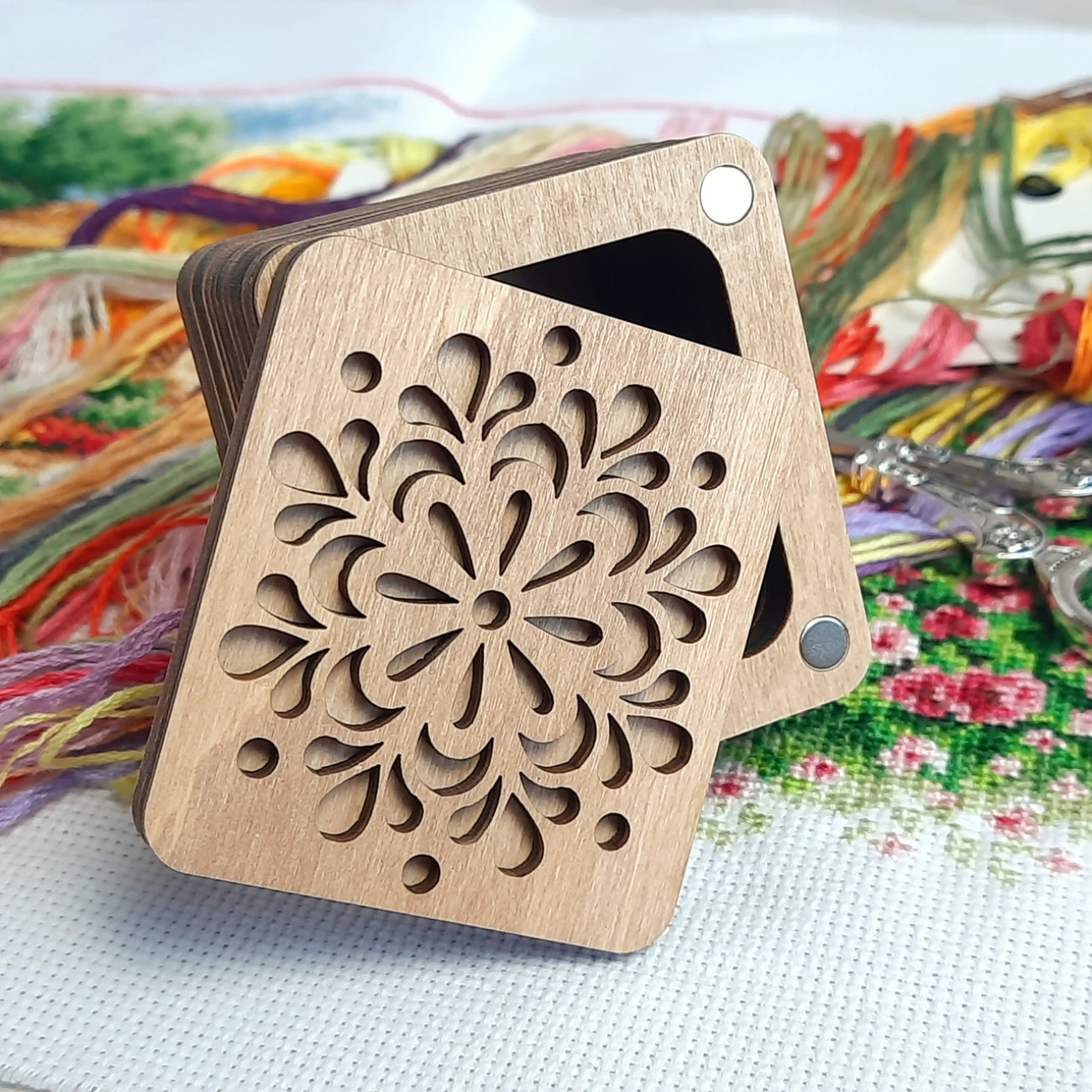 Дерев'яна скринька для рукоділля квадратна