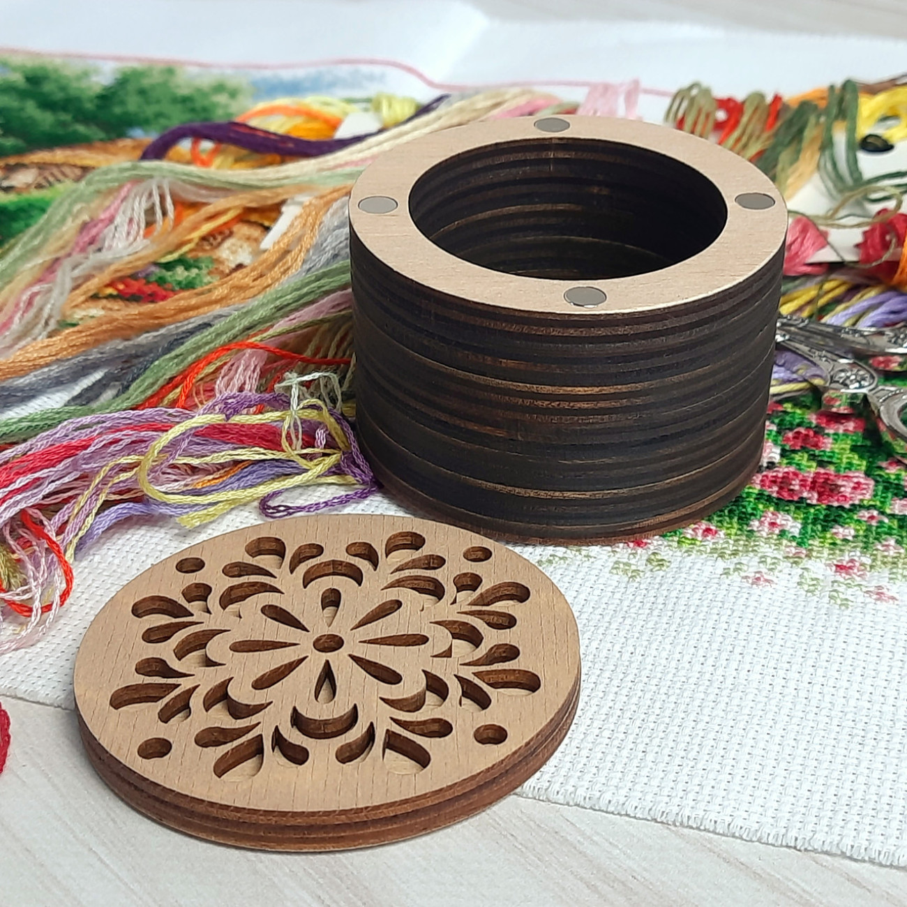 Дерев'яна скринька для рукоділля кругла