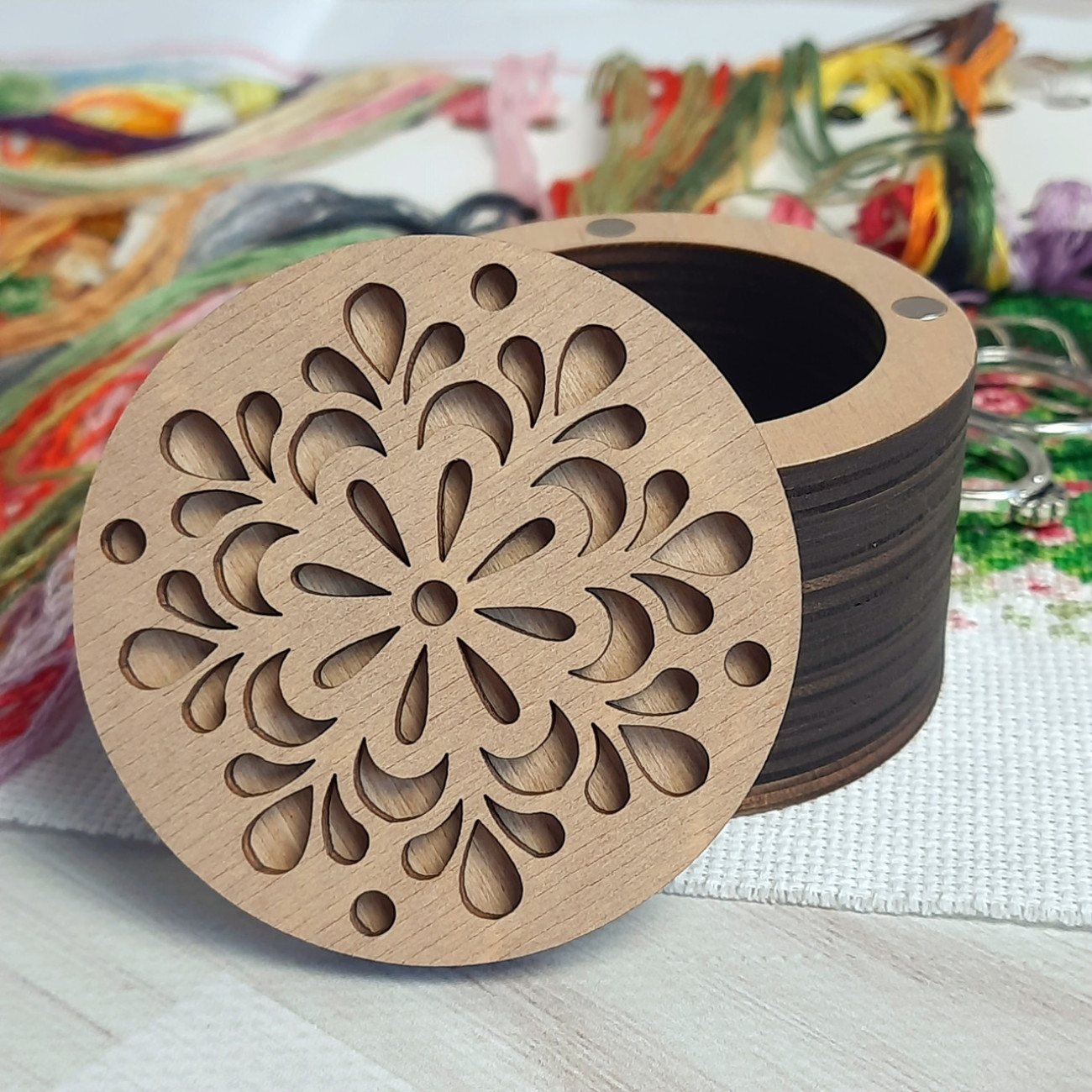 Дерев'яна скринька для рукоділля кругла