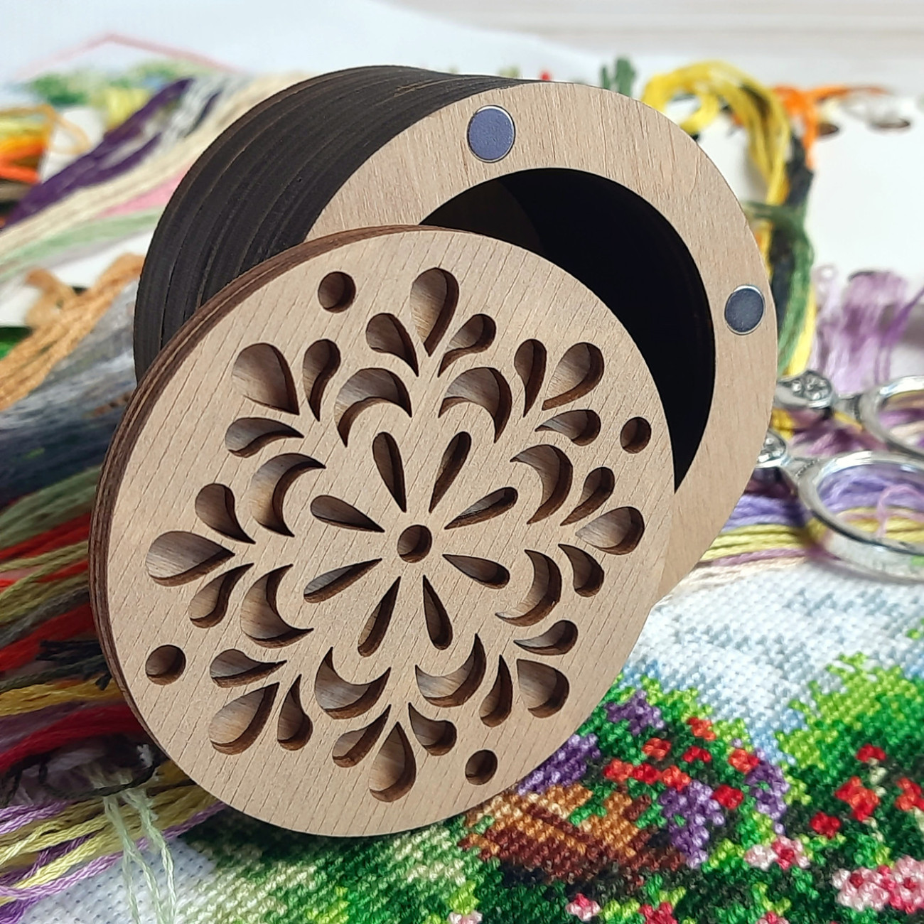 Дерев'яна скринька для рукоділля кругла