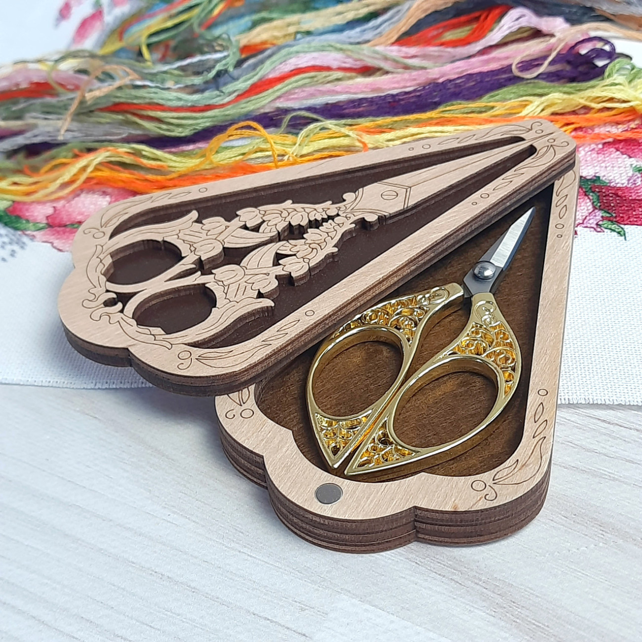 Дерев'яна скринька для ножиць різьблена (6,5*12см)