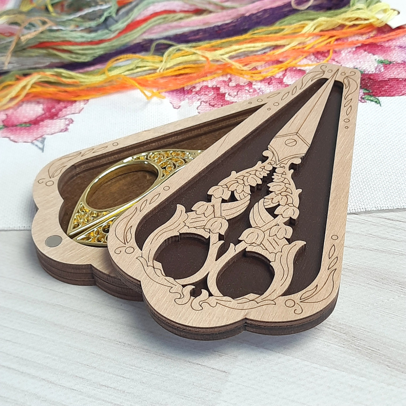 Дерев'яна скринька для ножиць різьблена (6,5*12см)