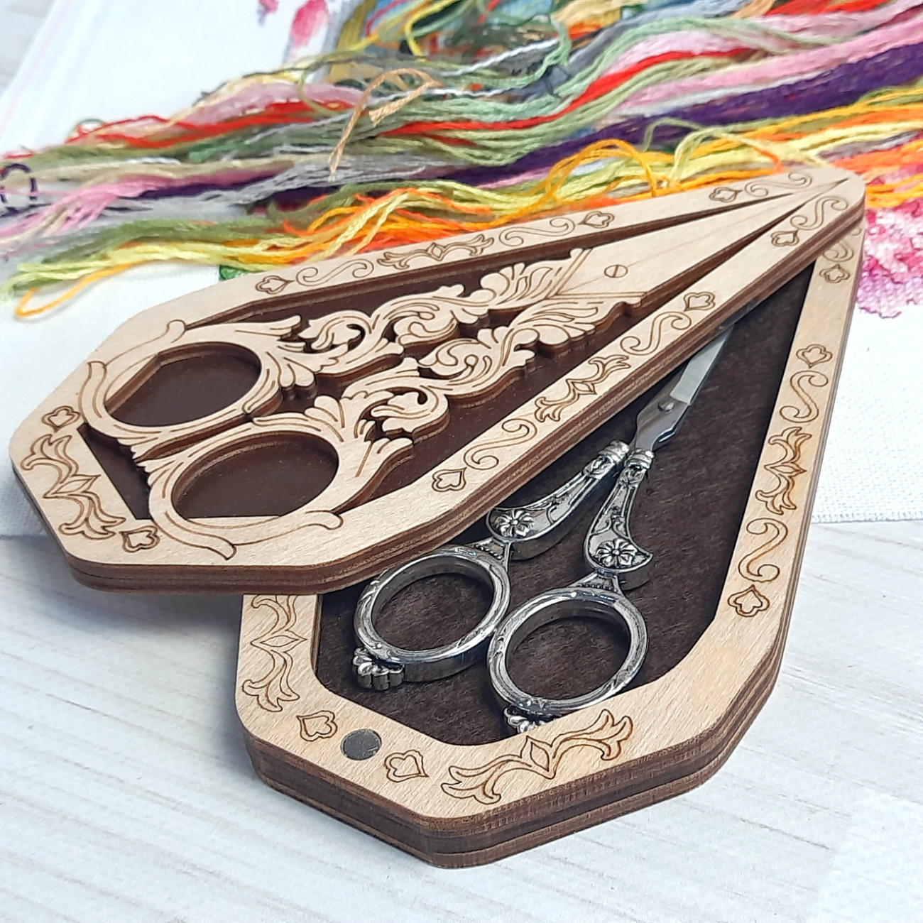 Дерев'яна скринька для ножиць різьблена (8,5*17см)