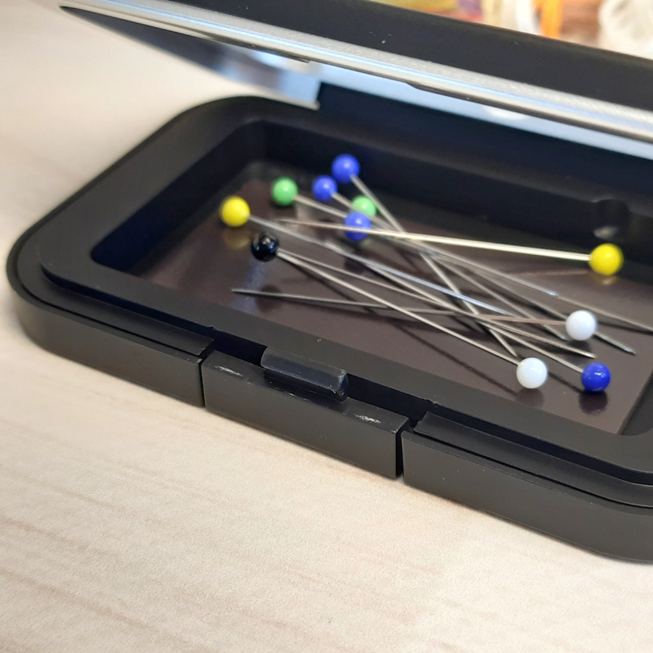 Гольниця-коробка чорна з прозорим віконцем та магнітом