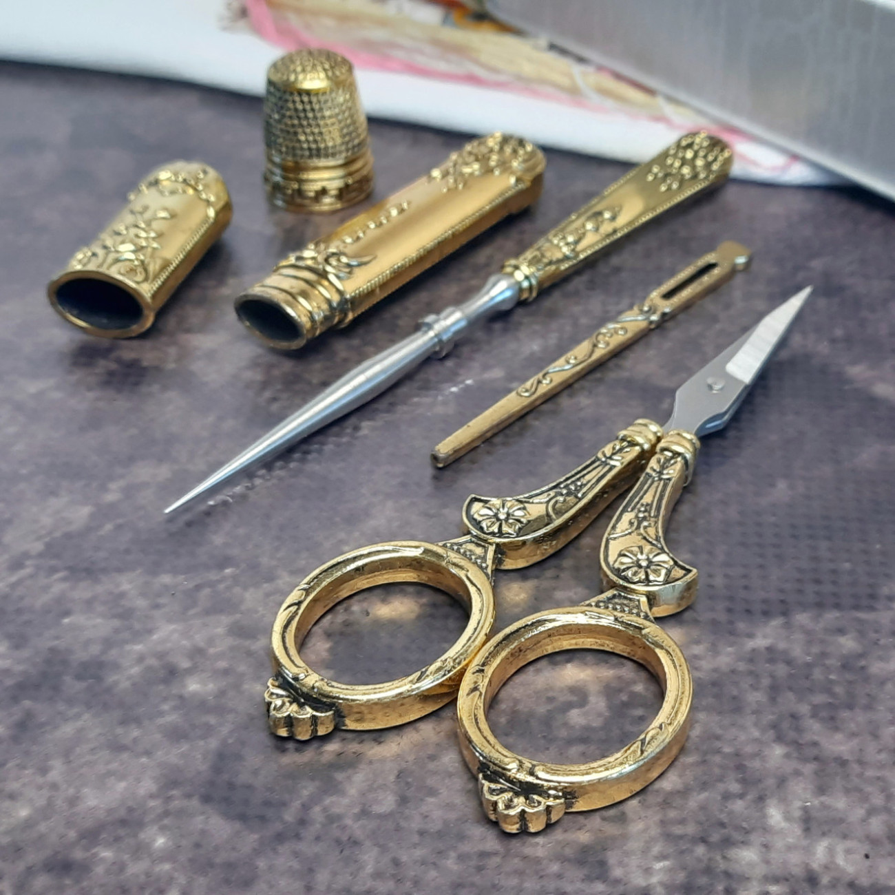 Вінтажний набір (ножиці, наперсток, шило, кейс для голок), (золото)
