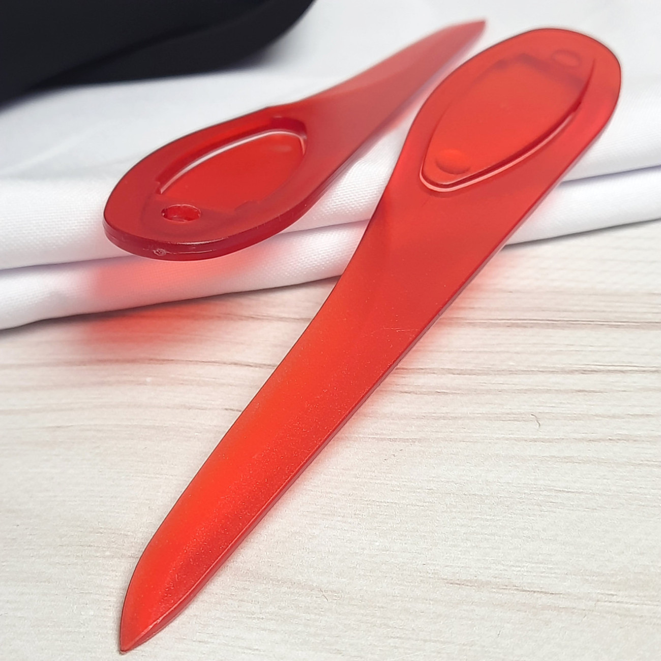 Кілочок пластиковий для вивертання кутів (червоний)