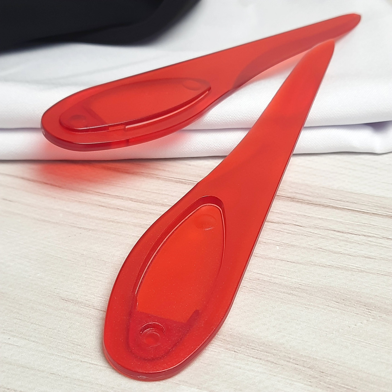 Кілочок пластиковий для вивертання кутів (червоний)