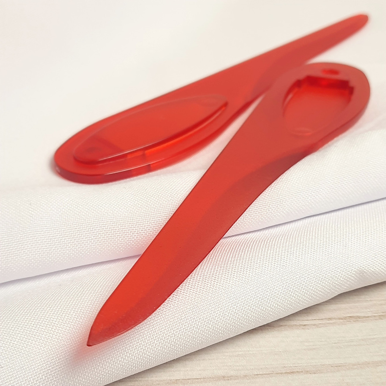 Кілочок пластиковий для вивертання кутів (червоний)