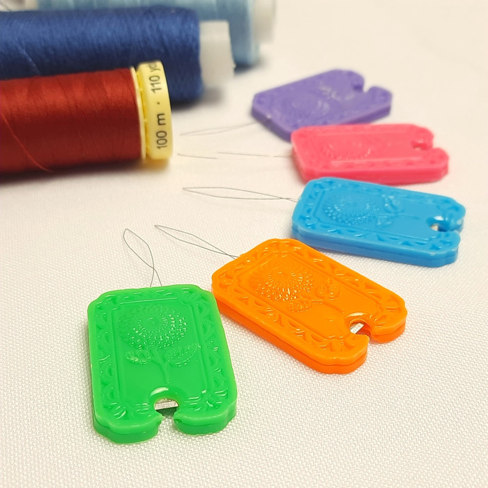 Нитковтягувач кольоровий з обрізчиком ниток
