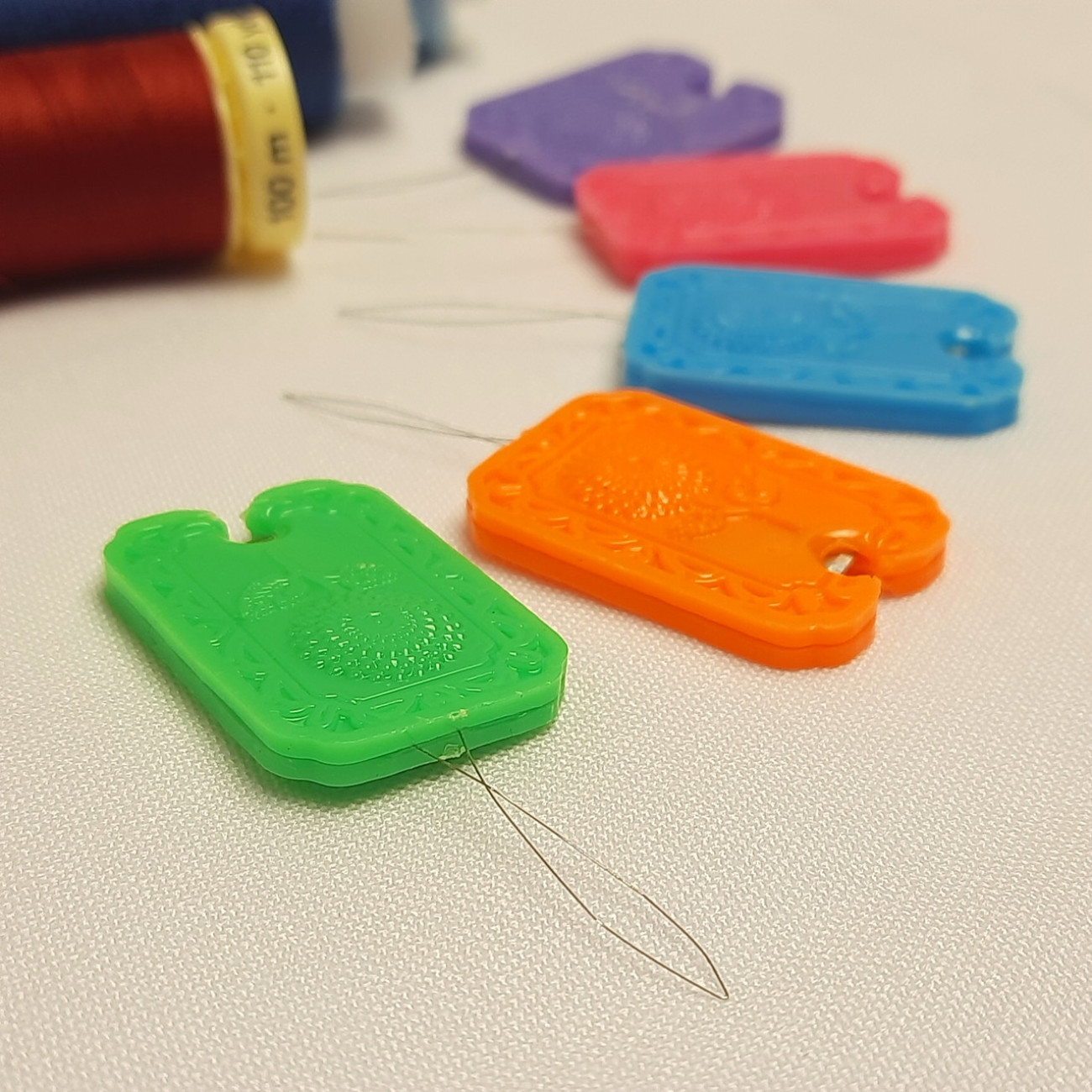 Нитковтягувач кольоровий з обрізчиком ниток