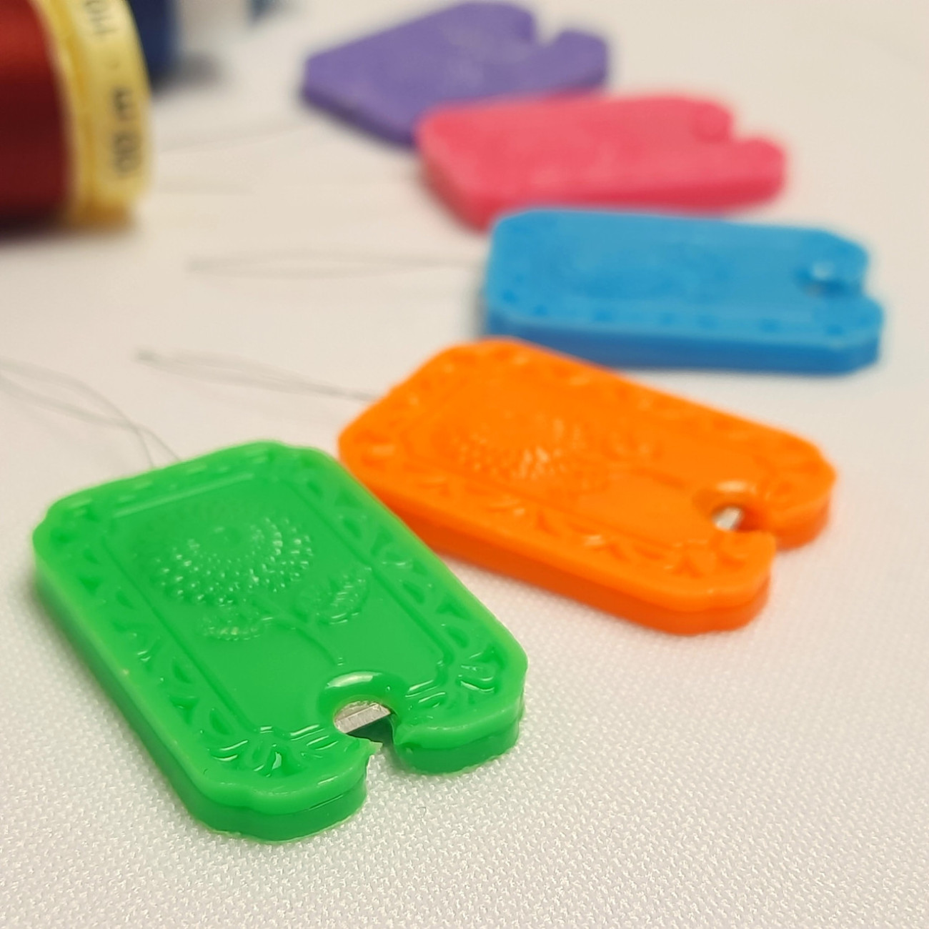 Нитковтягувач кольоровий з обрізчиком ниток