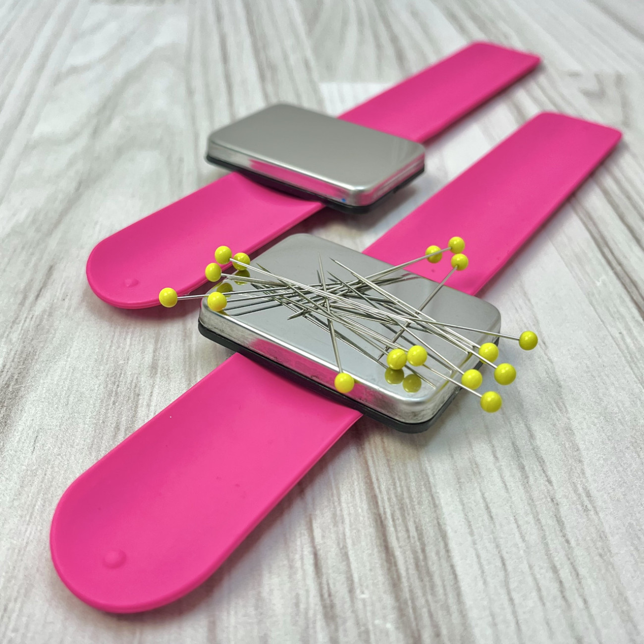 Гольниця-браслет магнітна (малинова)