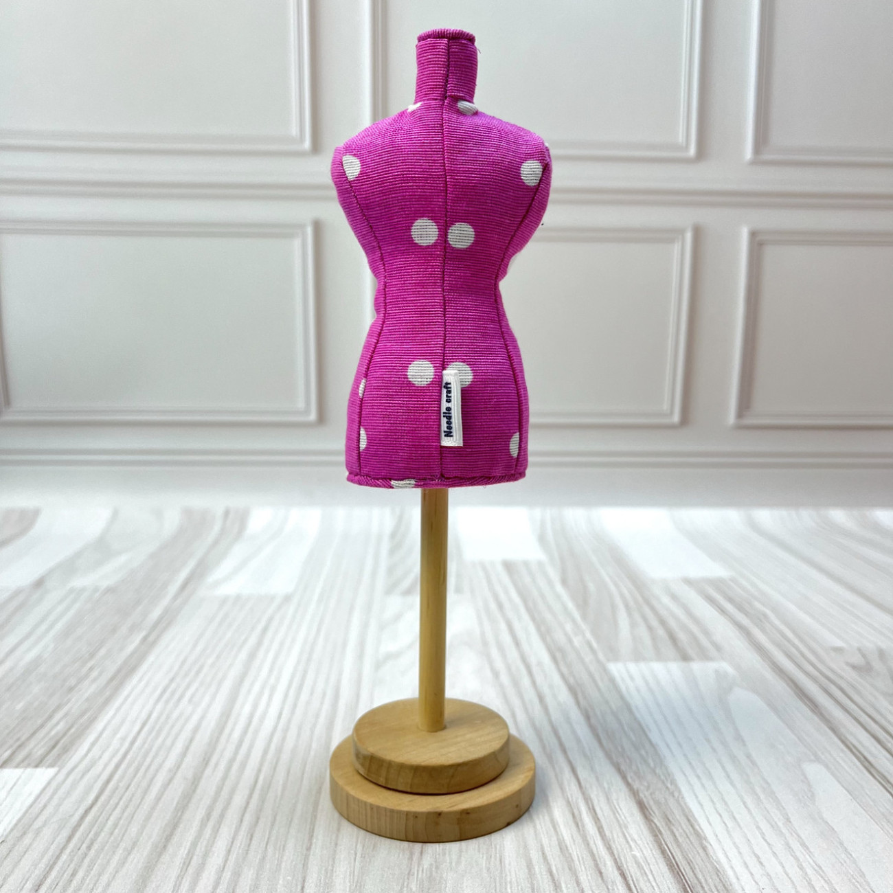 Гольниця-манекен Needle Craft рожева в горошок