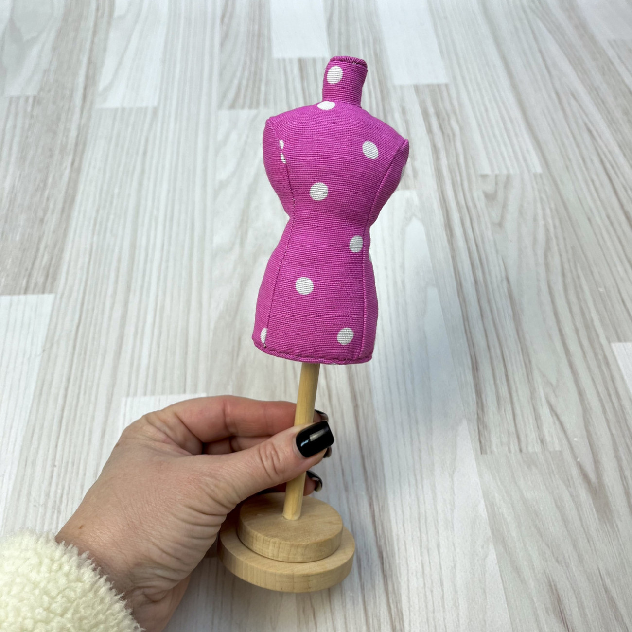 Гольниця-манекен Needle Craft рожева в горошок