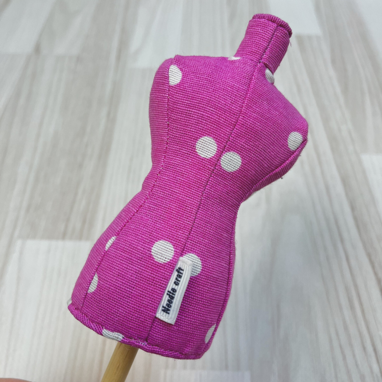 Гольниця-манекен Needle Craft рожева в горошок