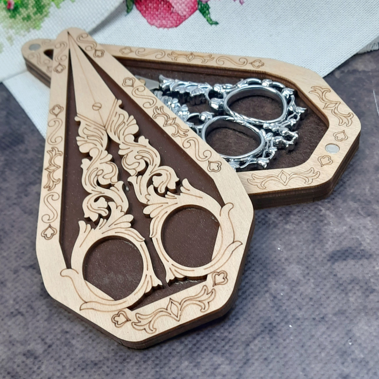 Скринька для ножиць та ножиці вінтажні Конвалія (срібло)