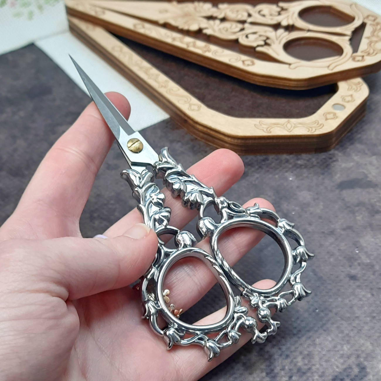 Скринька для ножиць та ножиці вінтажні Конвалія (срібло)