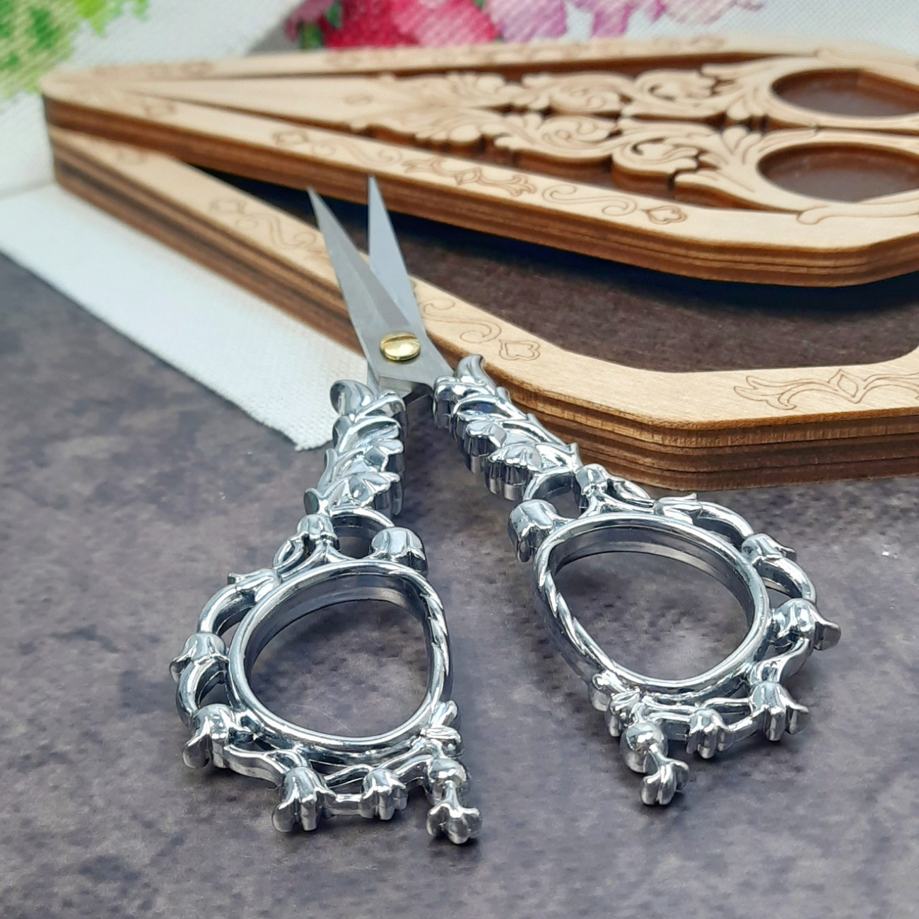 Скринька для ножиць та ножиці вінтажні Конвалія (срібло)