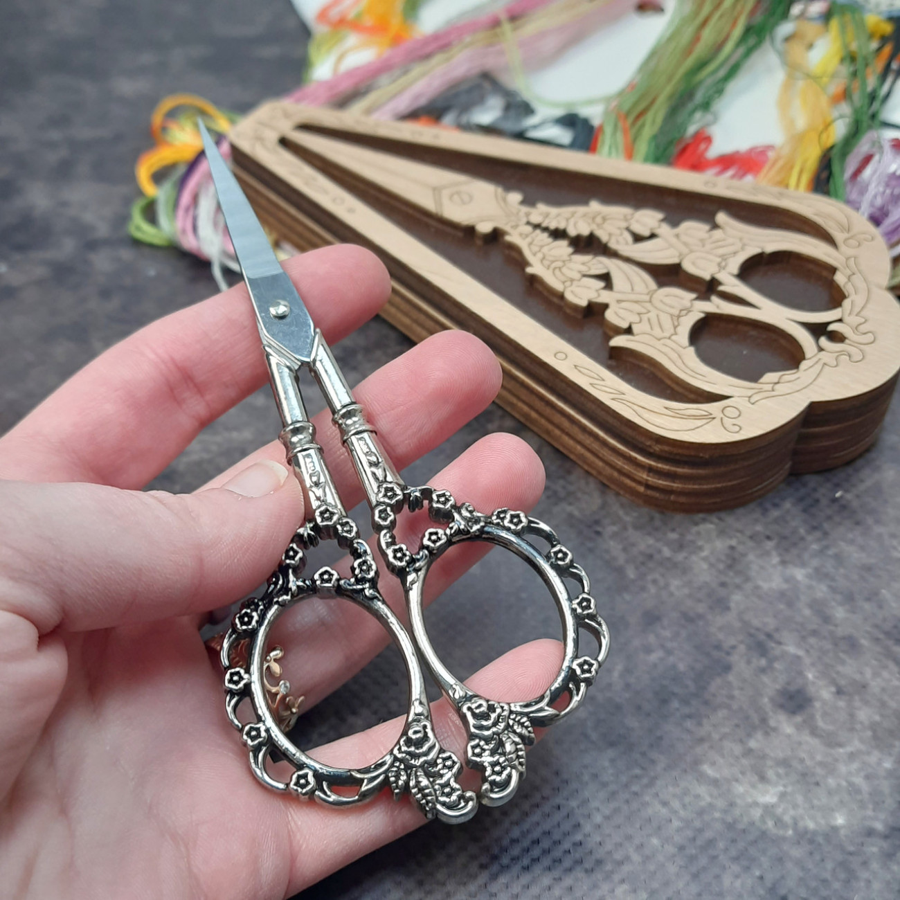 Скринька для ножиць та ножиці вінтажні Ажурні (срібло)