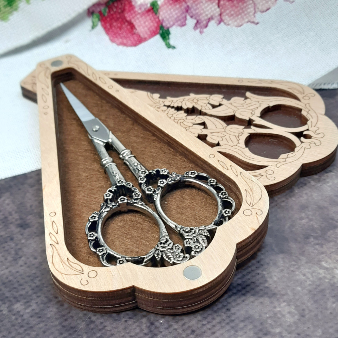 Скринька для ножиць та ножиці вінтажні Ажурні (срібло)