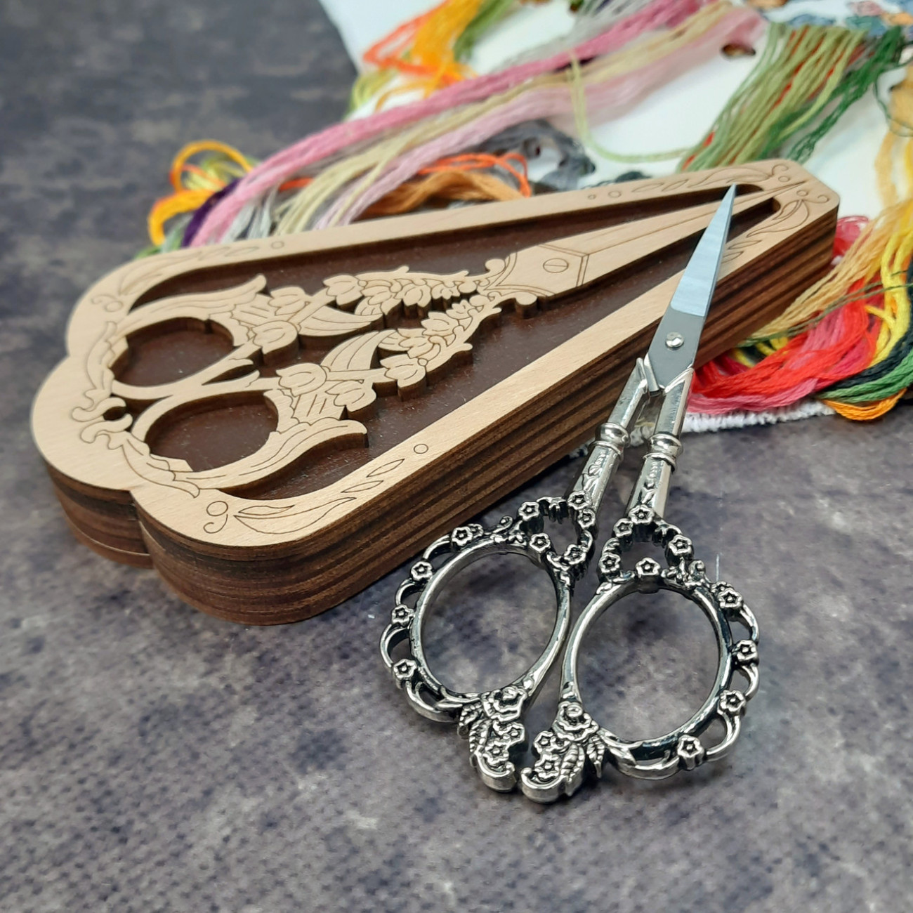 Скринька для ножиць та ножиці вінтажні Ажурні (срібло)